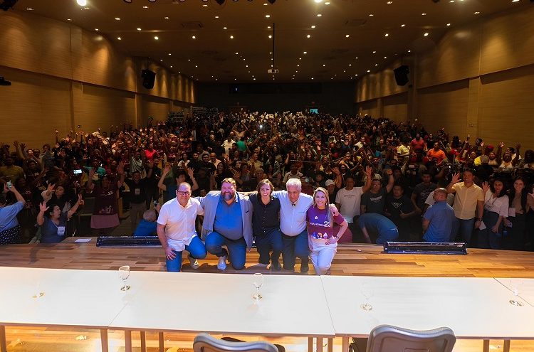 Em evento com mais de mil apoiadores, o deputado federal e pré-candidato à Prefeitura de Manaus, Amom. Amom anuncia