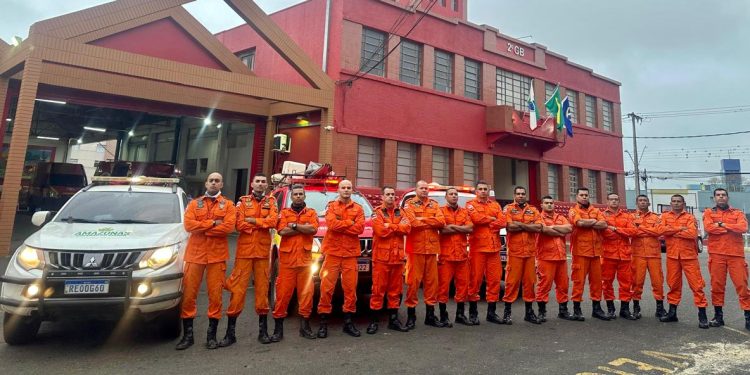 A tropa com 15 bombeiros militares Corpo de Bombeiros Militar do Amazonas (CBMAM) chegou, no início da. Bombeiros do