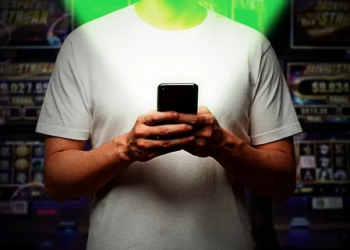 "Você é a pessoa mais importante aqui", diz um homem com um timbre de voz grave e rouca, com as mãos. Viciados em