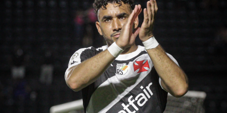 Vasco sai da ‘zona de derrota’ e vence o Vitória no São Januário