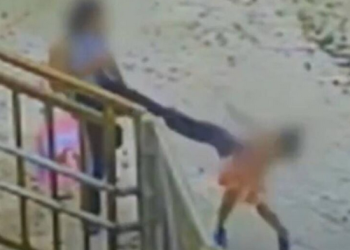 Uma mulher foi flagrada agredindo a própria filha de 3 anos com um chute na cabeça, após buscá-la em uma. Vídeo registra