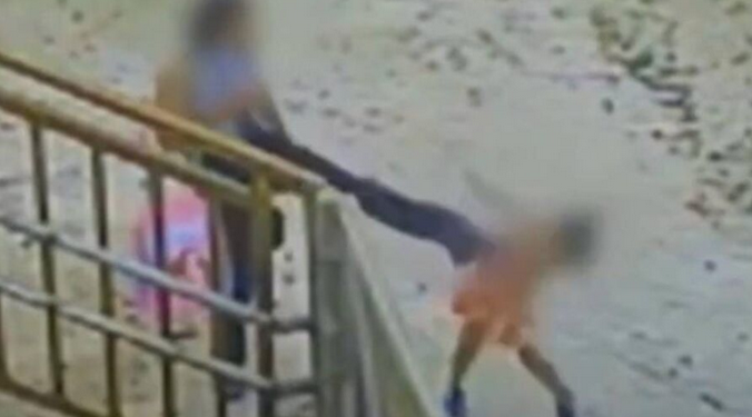 Uma mulher foi flagrada agredindo a própria filha de 3 anos com um chute na cabeça, após buscá-la em uma. Vídeo registra
