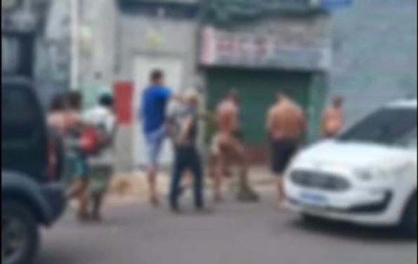Um homem em situação de rua, que não teve o nome divulgado, foi brutalmente espancado e foi deixado nu. Vídeo: