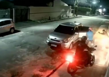 Um policial de folga reagiu a um assalto e baleou três criminosos no Bairro Parangaba, em Fortaleza, na. De folga