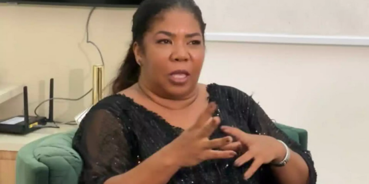 Não é só Davi Brito que tem mudado as rotas para sua carreira no futuro, a mãe do ex-BBB, Elisângela. Mãe de