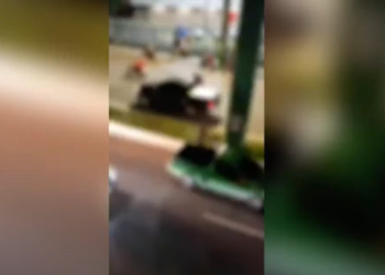 CUIDADO COM TERÇADO : Homens brigam na Av. Darcy Vargas em Manaus