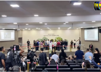 MUITA DOR E TRISTEZA: Acompanhe o velório de Artur Bisneto