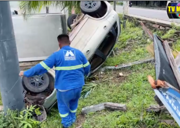 Urgente: Motorista perde controle do carro e cai em barranco em Manaus