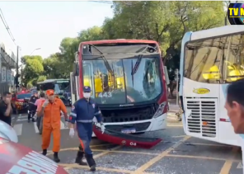TRÂNSITO CRUEL – Colisão entre ônibus deixa nove feridos no Centro de Manaus
