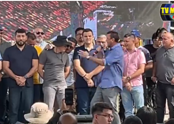 Prefeito entrega campo reformado no núcleo 8 do bairro Cidade Nova