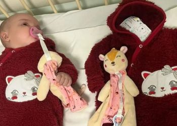 A bebê Agnes da Silva Vicente, de sete meses, foi encontrada morta hoje em Canoas (RS). Ela estava. Bebê gêmea