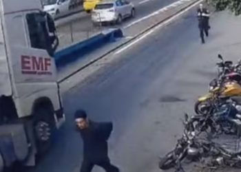 Uma câmera de segurança flagrou o momento em que um homem, que estava algemado após ter sido preso. Algemado