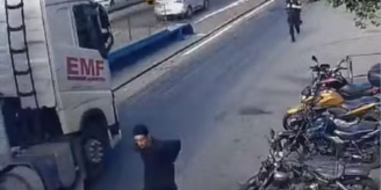 Uma câmera de segurança flagrou o momento em que um homem, que estava algemado após ter sido preso. Algemado