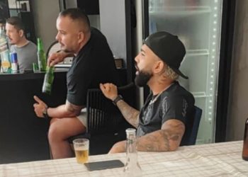 Gabigol é fotografado vestindo nova camisa do Corinthians