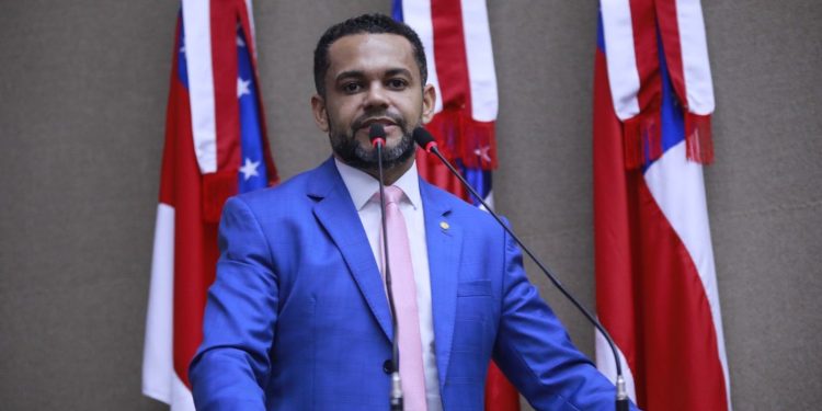 Deputado Rozenha pede dragagem do rio que dá acesso a municípios do Baixo Amazonas