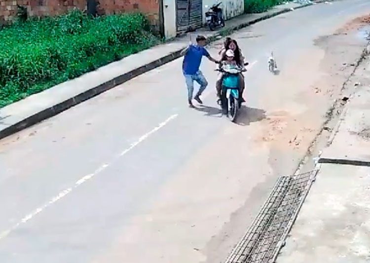 Um assalto bem audacioso, em plena luz do dia, foi registrado por uma câmera de segurança. Nas imagens. Vídeo: