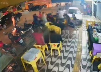 Câmeras de segurança de um bar registraram o momento em que um motorista de 26 anos, bêbado, atropela. Vídeo mostra