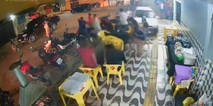 Câmeras de segurança de um bar registraram o momento em que um motorista de 26 anos, bêbado, atropela. Vídeo mostra