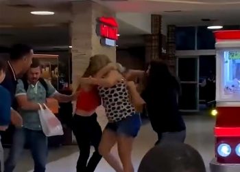 A disputa por um bicho de pelúcia terminou em briga e lesão corporal em um shopping da Zona Sul do. Vídeo: