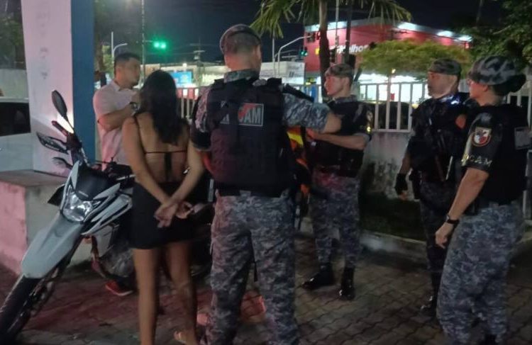 CASAL DO CRIME: Homem e mulher são presos por fazer arrastões em Manaus