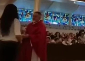 Vídeo bizarro mostra padre mordendo a mão de mulher no momento da comunhão