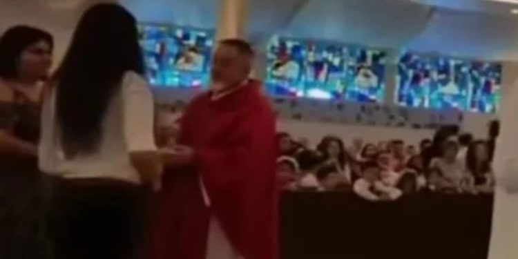 Vídeo bizarro mostra padre mordendo a mão de mulher no momento da comunhão
