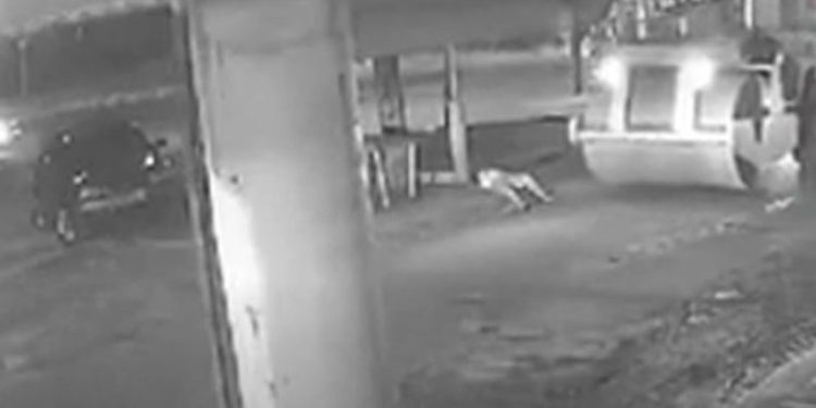 Câmera registra mulher tendo os pés esmagados por um rolo compressor