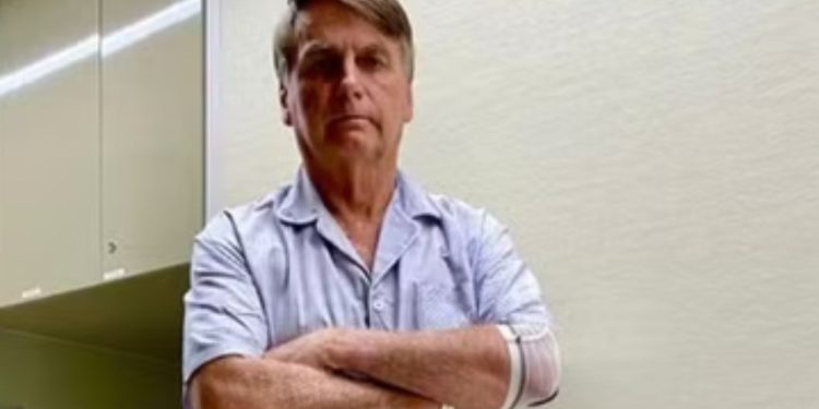 Bolsonaro mostra infecção na perna em hospital