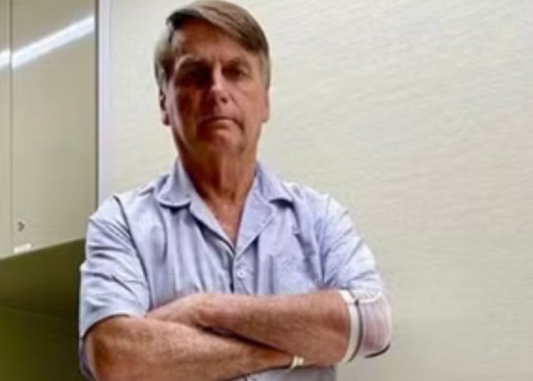 Bolsonaro mostra infecção na perna em hospital