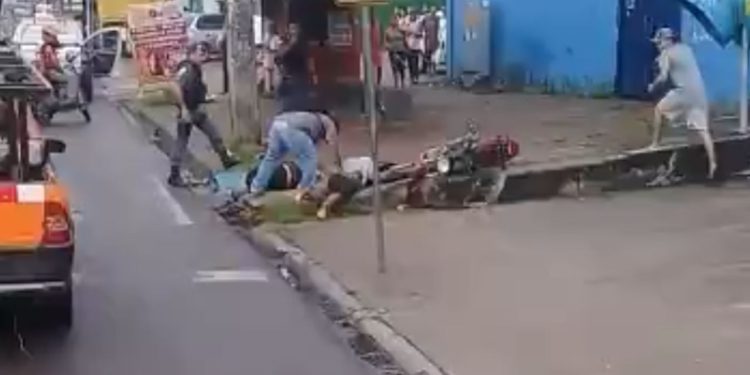 Vídeo: assaltantes caem de moto enquanto fugiam da PM na zona leste de Manaus