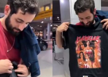Matteus vibra ao ganhar camisa com rosto de Isabelle no aeroporto de Manaus