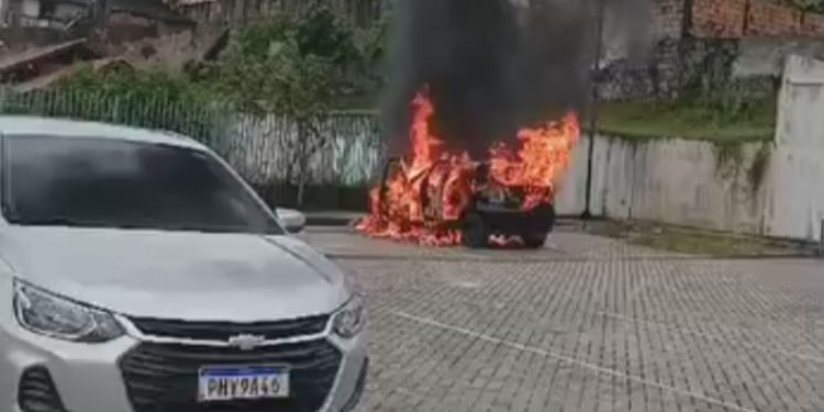 Vídeo: carro começa a pegar fogo com duas mulheres dentro no São Raimundo