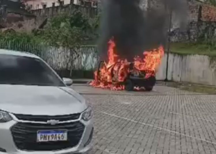 Vídeo: carro começa a pegar fogo com duas mulheres dentro no São Raimundo