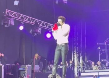 O cantor Luan Santana foi surpreendido por um presente de uma fã durante um show na cidade de Lages, em. Luan Santana