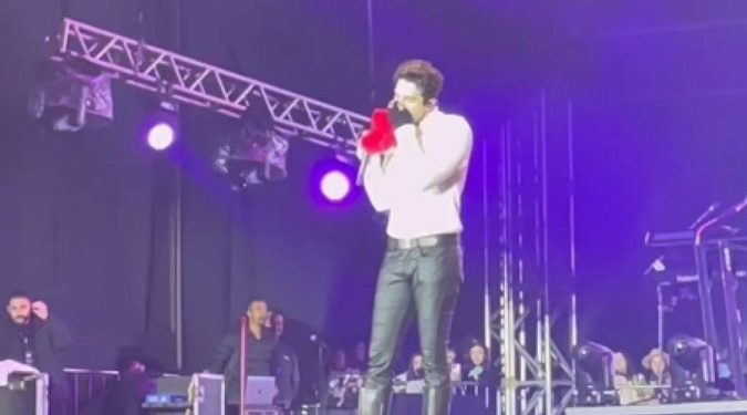 O cantor Luan Santana foi surpreendido por um presente de uma fã durante um show na cidade de Lages, em. Luan Santana