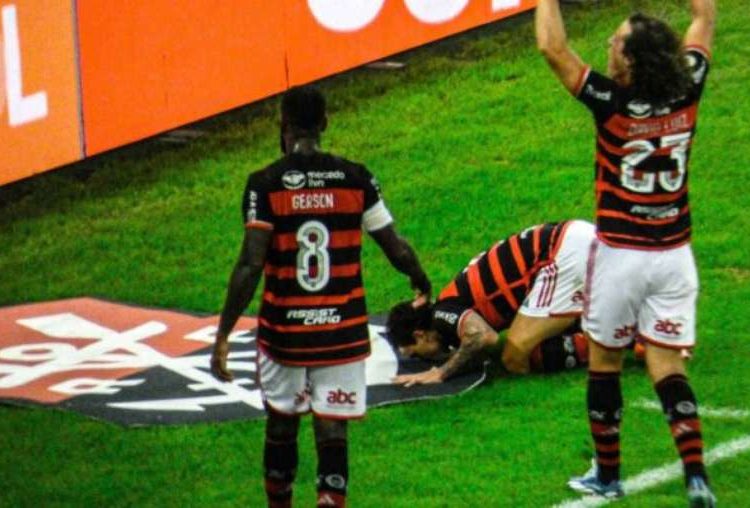 Flamengo se isola na liderança após vencer Cruzeiro