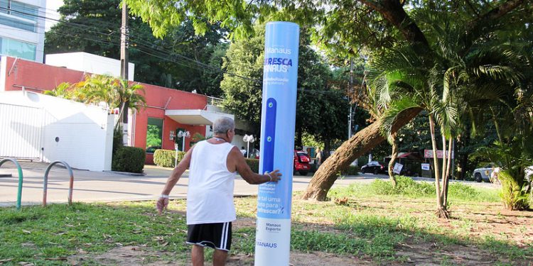 Em uma iniciativa para aliviar a sensação de calor e favorecer a prática de esporte e lazer pela população. Totens