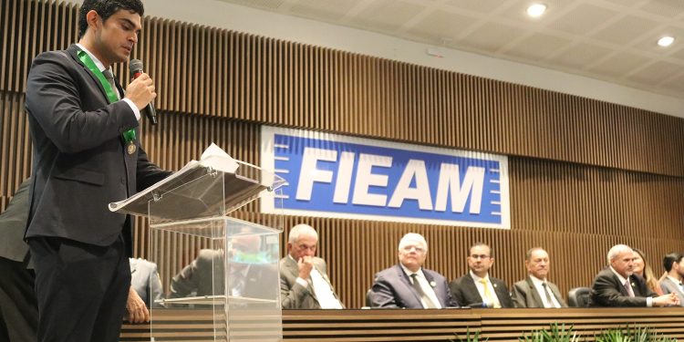 Diretor da Fieam Pedro Monteiro recebe homenagem da ACA