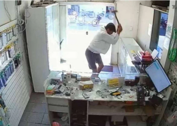 Imagens de câmeras de segurança registraram o momento em que um homem invadiu uma loja de celulares. Vídeo: