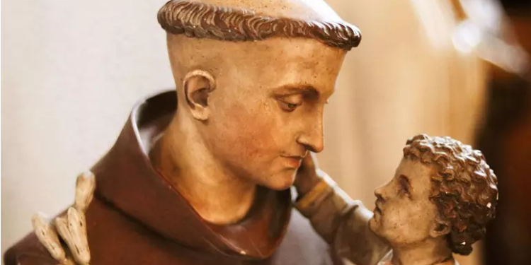 Dia 13 de junho é o Dia de Santo Antônio de Pádua, o Santo Casamenteiro, protetor dos casais e das famílias. Como