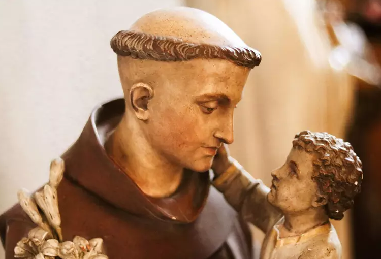 Dia 13 de junho é o Dia de Santo Antônio de Pádua, o Santo Casamenteiro, protetor dos casais e das famílias. Como