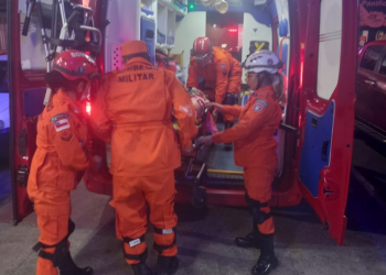 Colisão entre carros deixa três pessoas feridas na Ponta Negra