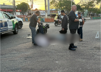 Um motociclista ainda não identificado, morreu na manhã desta segunda-feira (24), ao colidir com um. Motociclista morre