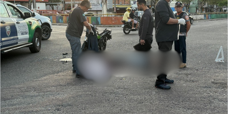 Um motociclista ainda não identificado, morreu na manhã desta segunda-feira (24), ao colidir com um. Motociclista morre