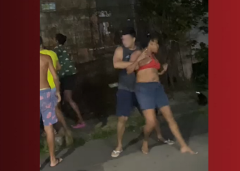 Um menino de sete anos foi resgatado por vizinhos após passar horas trancado no quintal de casa sem água. Vizinhos.