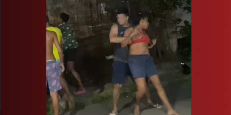 Um menino de sete anos foi resgatado por vizinhos após passar horas trancado no quintal de casa sem água. Vizinhos.