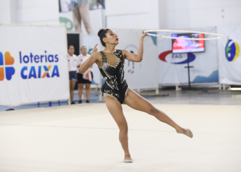 Mostrando suas habilidades nas fitas, bolas e maças, as atletas amazonenses Asheley Braga e Rafaela. Atletas