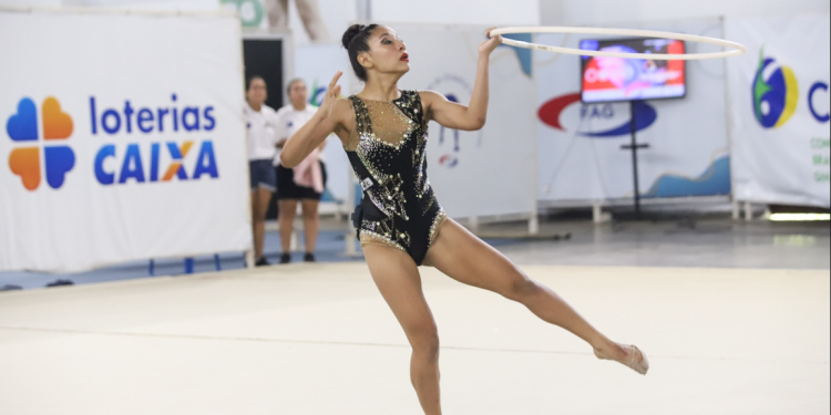 Mostrando suas habilidades nas fitas, bolas e maças, as atletas amazonenses Asheley Braga e Rafaela. Atletas