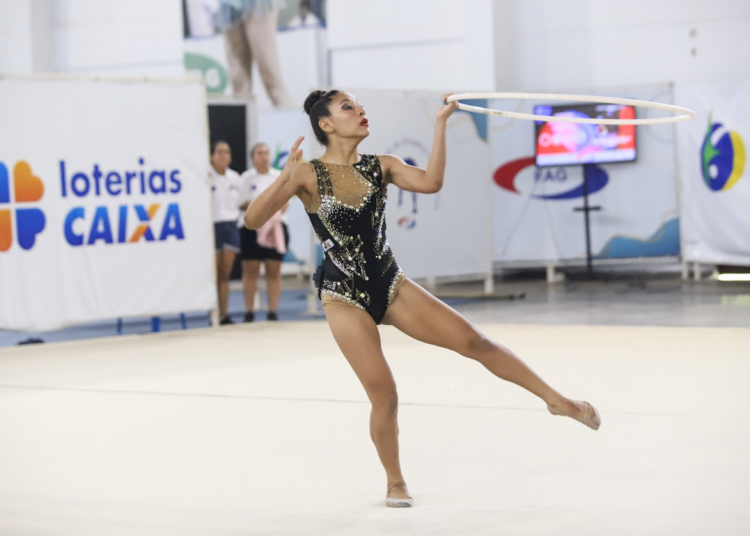 Mostrando suas habilidades nas fitas, bolas e maças, as atletas amazonenses Asheley Braga e Rafaela. Atletas