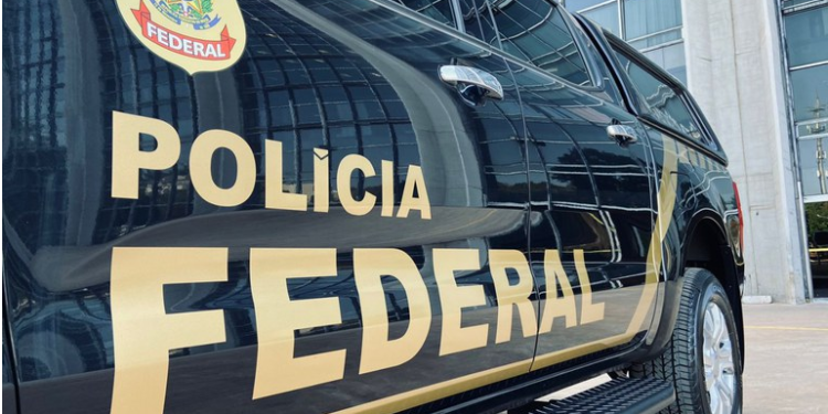 O dia começou agitado para os moradores do residencial de luxo Beethoven, na Ponta Negra.  Viaturas da. Polícia Federal